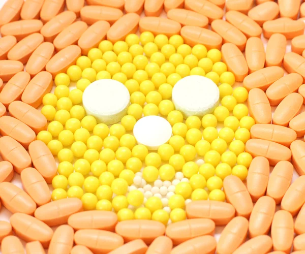 Vitamíny, které jsou rozloženy v hrnečku — Stock fotografie