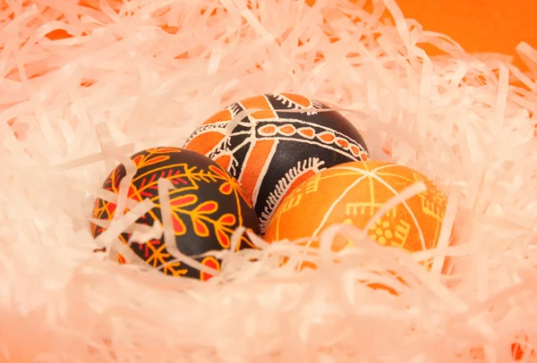 Malovaná vajíčka na oranžovém pozadí — Stock fotografie
