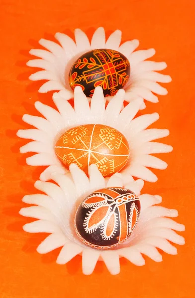 Los huevos pintados sobre un fondo naranja —  Fotos de Stock