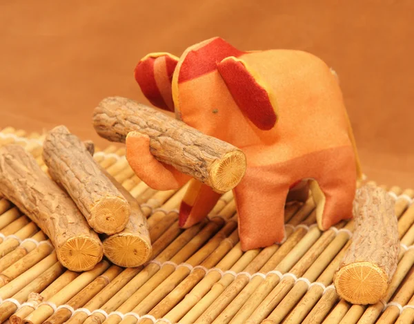 The fabric elephant works with logs — Stock Photo, Image