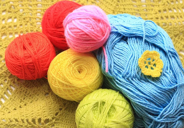 Vícebarevné bavlněná vlákna v koule — Stock fotografie