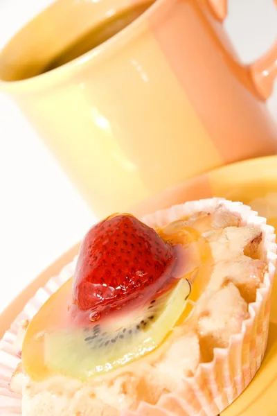 Kuchen mit Obst und Gelee und einer Tasse — Stockfoto