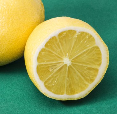 Yeşil arkaplanda limonlar