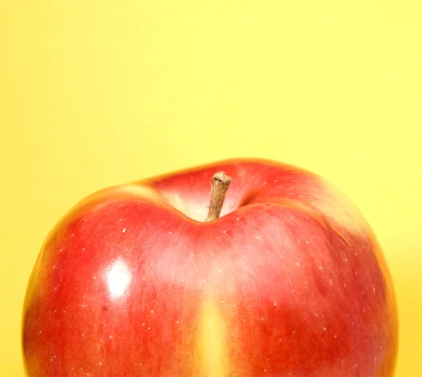 Apple on a yellow background — Stock Photo, Image
