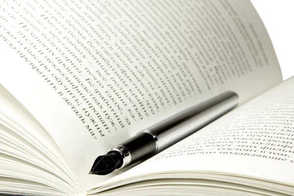 A caneta no livro — Fotografia de Stock