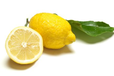 beyaz üzerine dilimlenmiş limon