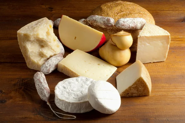 Selección de queso y salami — Foto de Stock