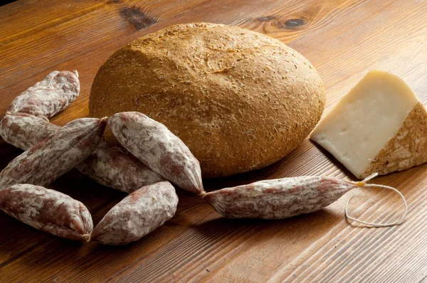 Chleb ser i salami — Zdjęcie stockowe