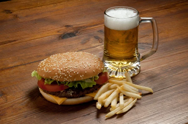 Hambúrguer com cerveja — Fotografia de Stock