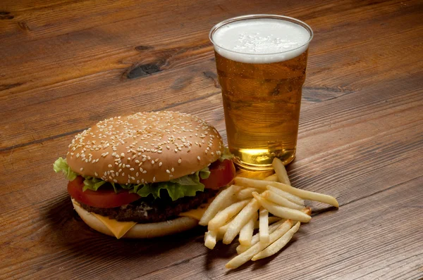 Hamburger met bier — Stockfoto