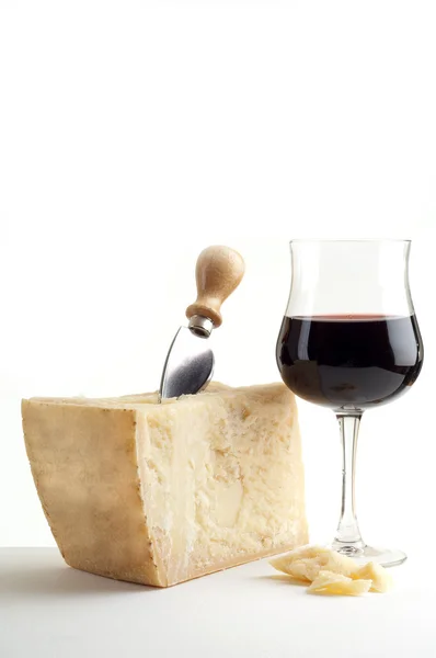 Parmesan peynir ve şarap cam — Stok fotoğraf