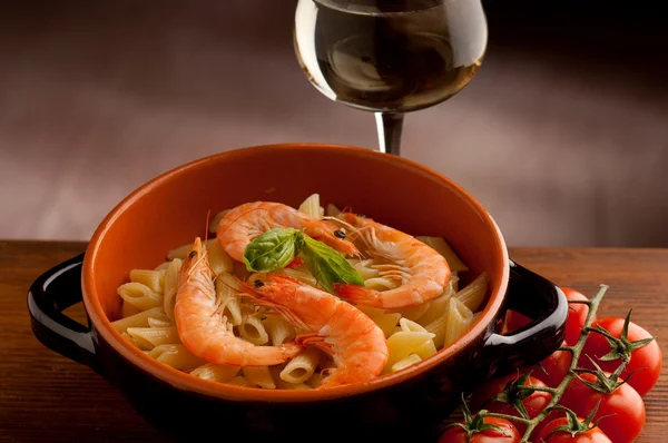 Pasta with shrimp and glass of wine — Stock Photo, Image