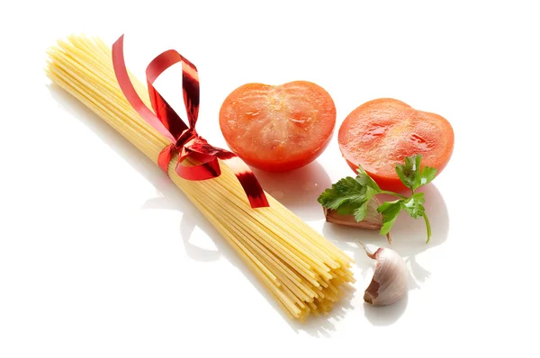 Raw spaghetti and tomato — Stock Photo, Image