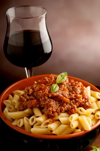 Ragu pasta en glas wijn — Stockfoto