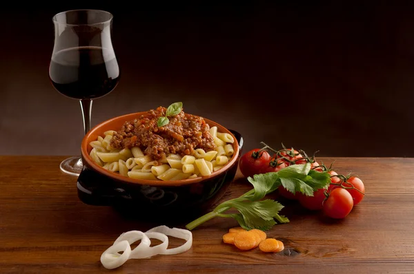 Ragu pasta och ett glas vin — Stockfoto