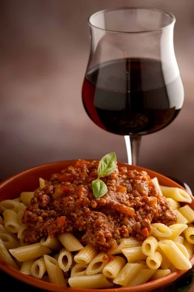 Těstoviny s ragú a sklenici vína — Stock fotografie