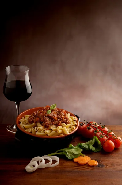 Ragu pasta and glass of wine — Stock Photo, Image