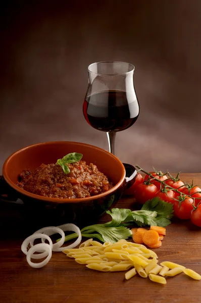 Ragu salsa e bicchiere di vino — Foto Stock