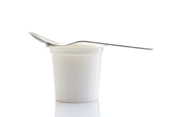 Йогурт на білому — стокове фото
