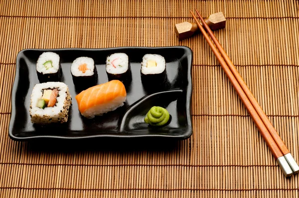 Prato de Sushi com pauzinho — Fotografia de Stock