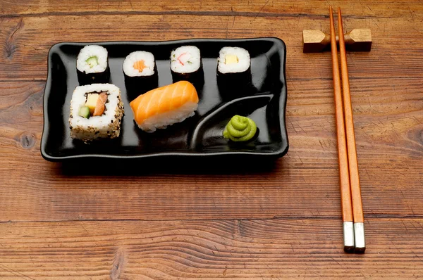 寿司用筷子的菜 — 图库照片