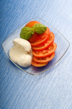 dilimlenmiş domates ve mozzarella