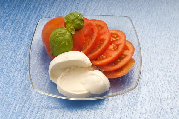 Dilimlenmiş domates ve mozzarella — Stok fotoğraf