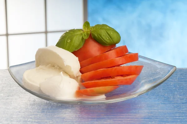Mozzarella and sliced tomatoes — Stock Photo, Image