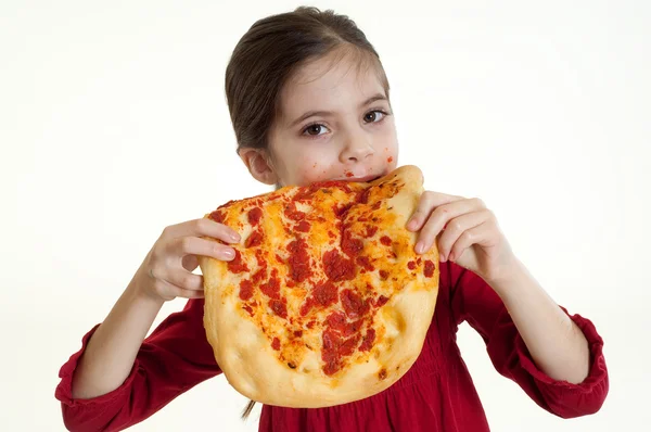Enfant manger une pizza — Photo