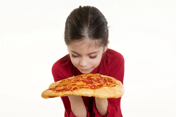 Παιδί μυρίζοντας πίτσα — Φωτογραφία Αρχείου