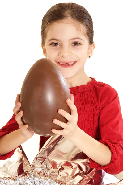 Sonriente niño wiht huevo de chocolate — Foto de Stock