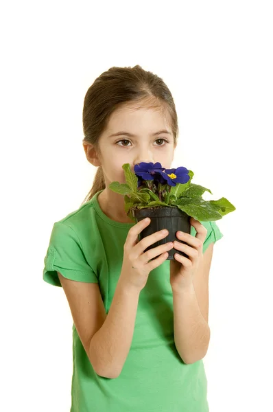 Kind ruikende bloem — Stockfoto