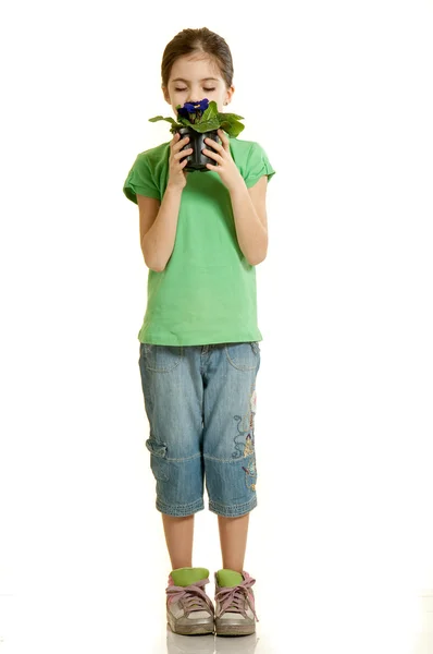 Kind riecht Blume — Stockfoto