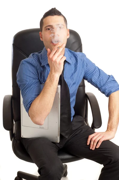 Rökning man med bärbar dator — Stockfoto
