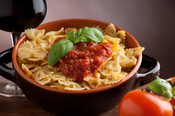 Tomaten farfalle typisch Italiaanse pasta — Stockfoto