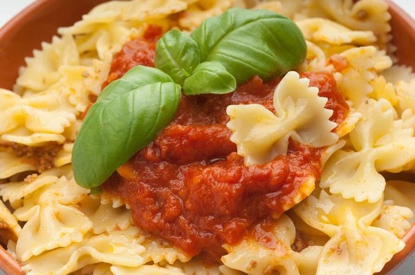 Tomater farfalle typisk italiensk pasta — Stockfoto