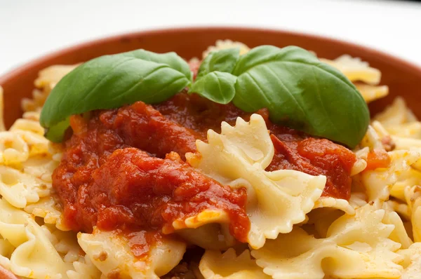 Tomater farfalle typisk italiensk pasta — Stockfoto