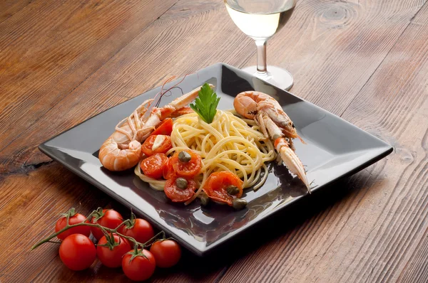 Gericht mit Scampi-Spaghetti — Stockfoto
