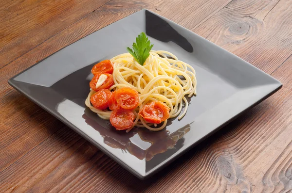 Fat med färska tomater spaghetti — Stockfoto