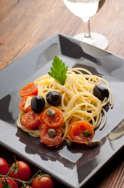 Plato con espaguetis de tomate fresco —  Fotos de Stock