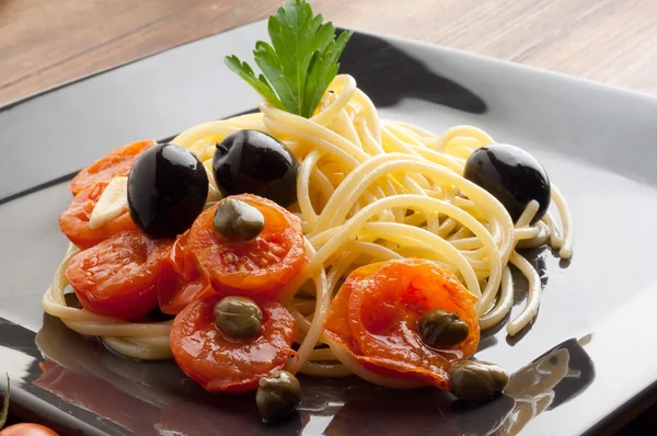 Piatto con spaghetti di pomodori freschi — Foto Stock