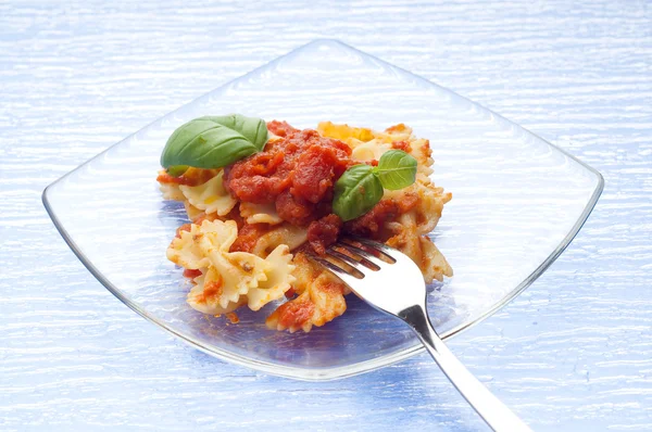 Tomaten Farfalle typisch italienische Pasta — Stockfoto