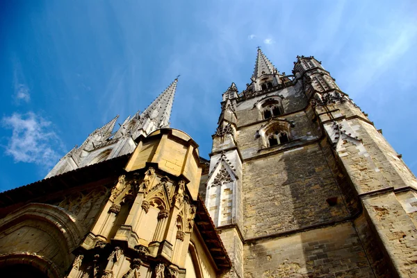 Låg vinkel utsikt över bayonne katedral — Stockfoto