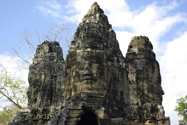 Angkor bayon tapınakta üç kuleleri — Stok fotoğraf