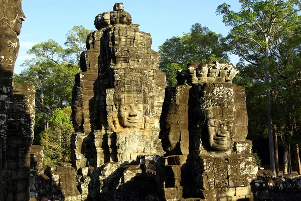 Bayon tapınağın üzerinde birden fazla taş yüzleri — Stok fotoğraf