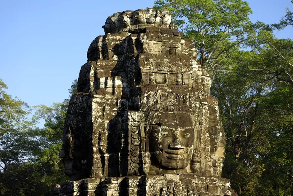 Detalles de las caras de una torre del templo de Bayon — Foto de Stock