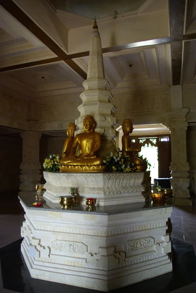 Gouden Boeddha's in een balinese tempel — Stockfoto