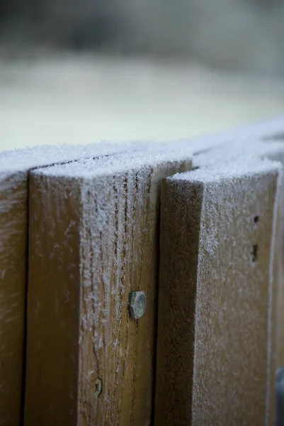 Legno scuro coperto di gelo in inverno — Foto Stock