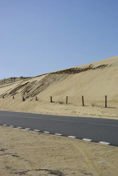 Изолированная дорога вдоль дюны — стоковое фото