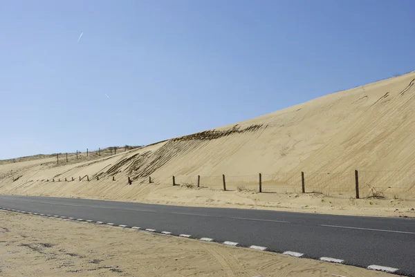 Изолированная дорога вдоль французской дюны — стоковое фото
